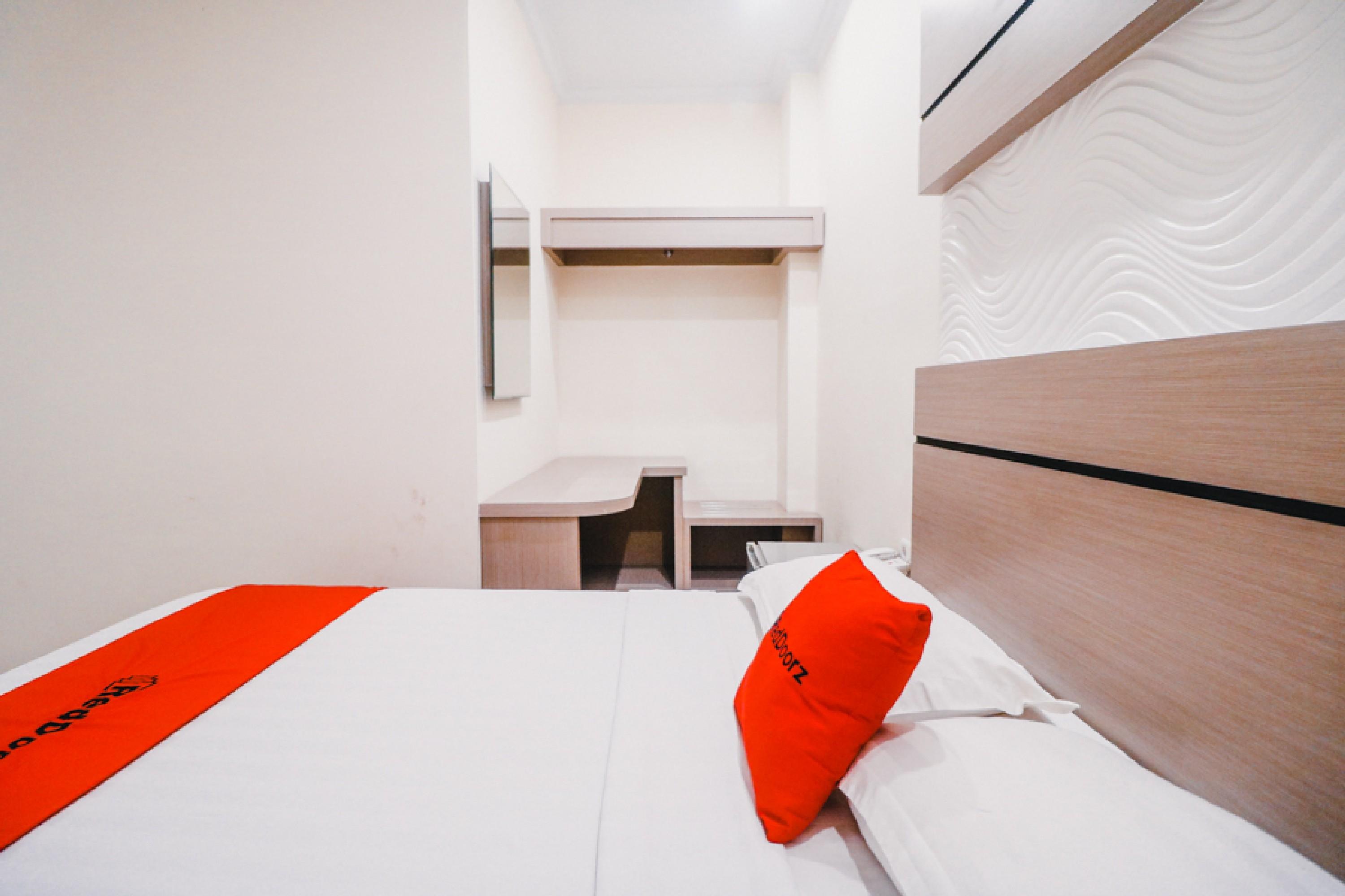 Hotel Reddoorz Near Town Square