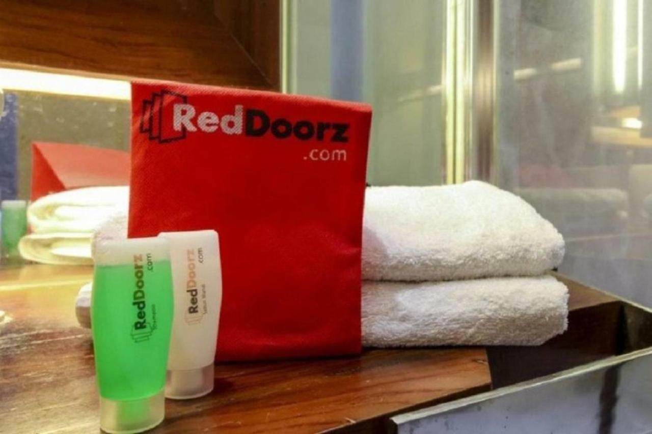 Hotel Reddoorz Near Town Square 3*